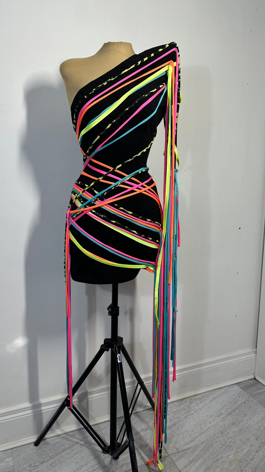 Neon knotted